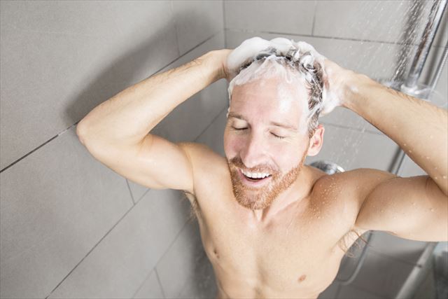 メンズ用シャンプーで髪を洗う男性の画像
